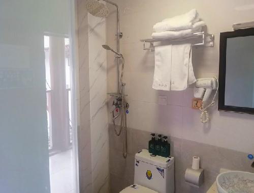 亲子房卫生间内部设施